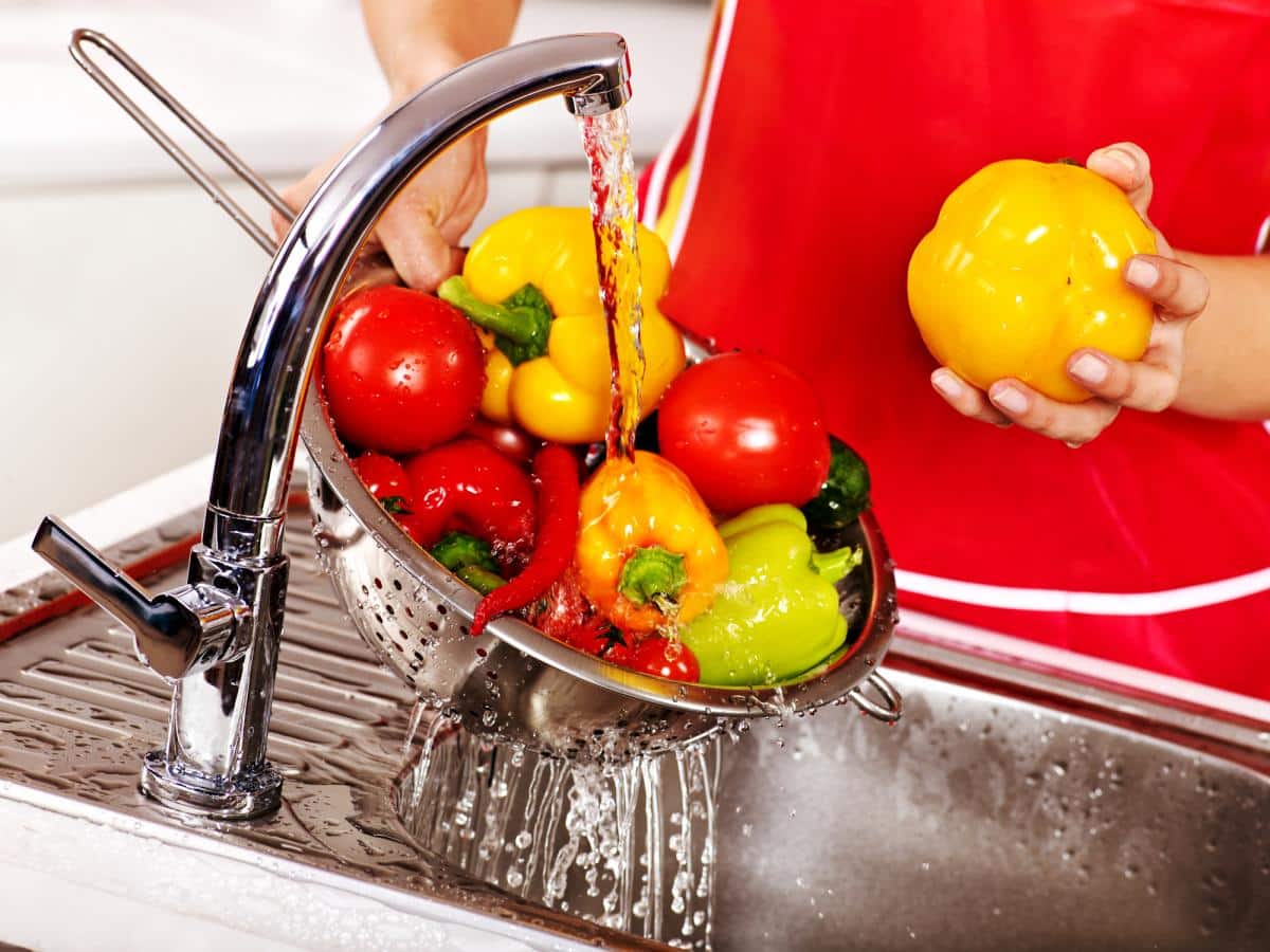Mokslininkai ir mitybos specialistai atskleidė, kokių maisto produktų nereikėtų plauti