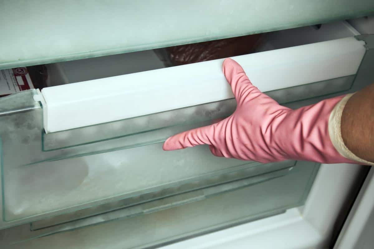 Kaip ištirpdyti ledą šaldiklyje ir kuo jį plauti: naudingi patarimai