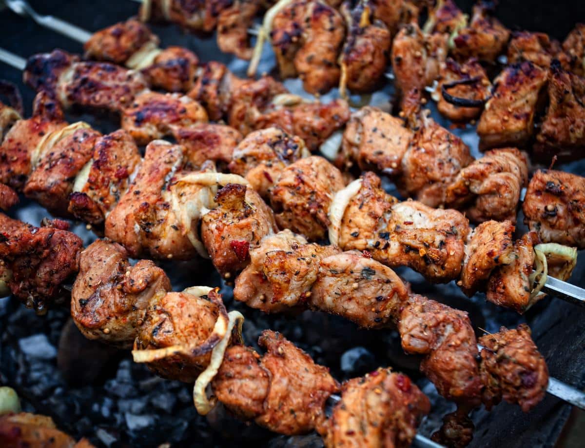 Kaip paruošti sultingą kebabą ir kuo marinuoti mėsą: tobula klasika