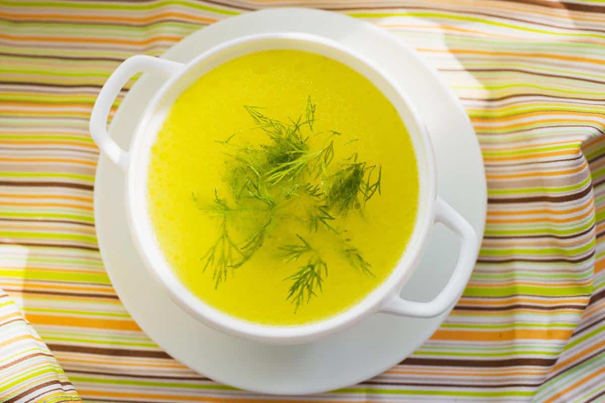 Kaip vištienos sultinį paversti dar skanesniu: trys ingredientai, kuriuos pridėdavo