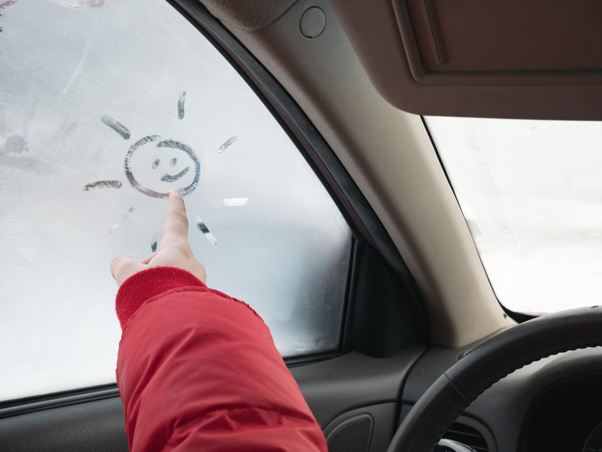 Kodėl rūksta automobilio langai: priežastys ir greiti problemos sprendimo būdai