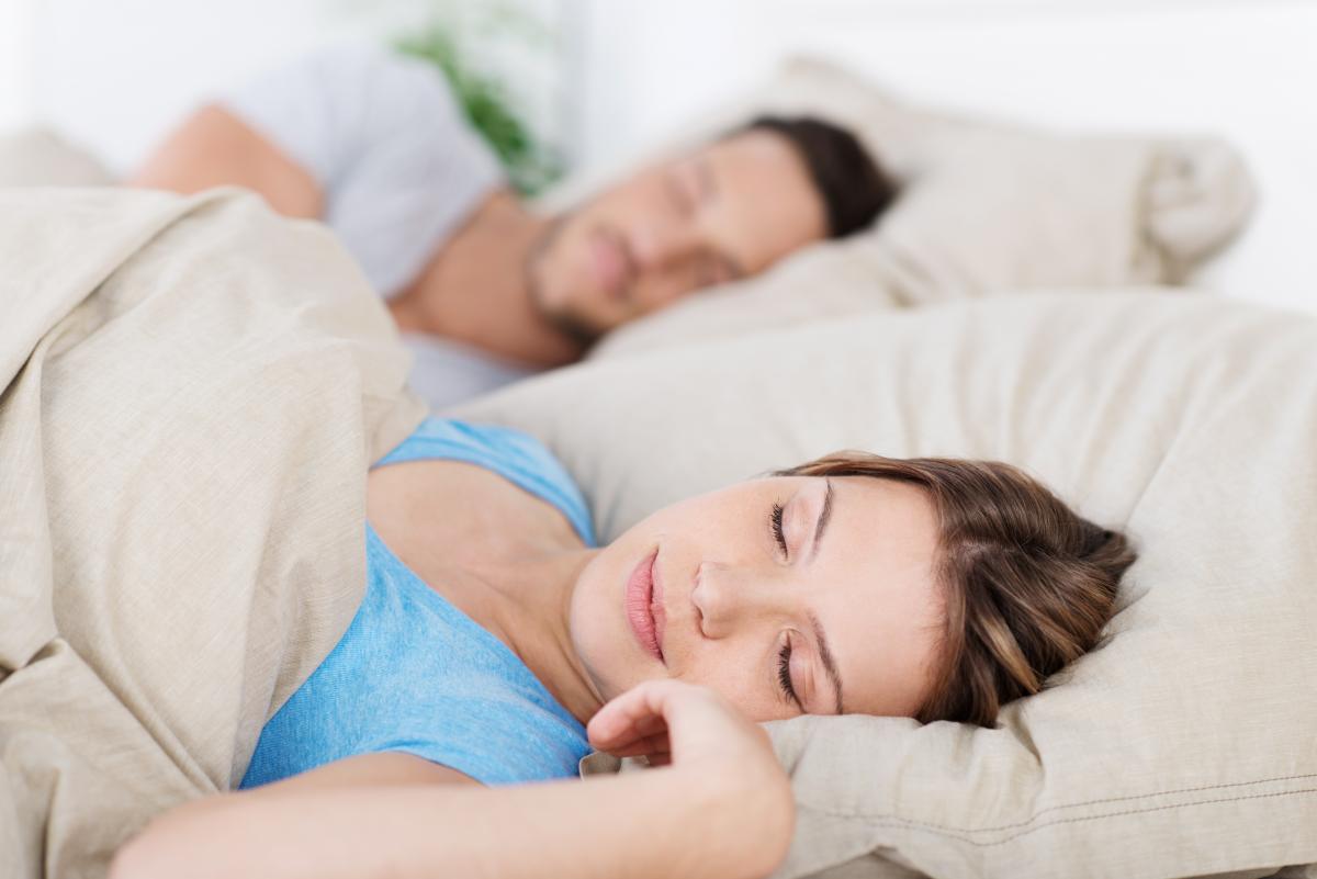 Miegoti ant pilvo yra žalinga: ekspertai įvardijo geriausią padėtį