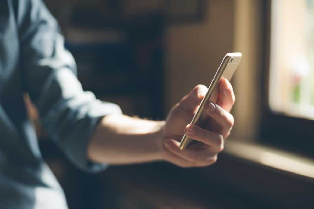 Atlikite tai prieš įkraudami išmanųjį telefoną: akumuliatorius „laikys” 2 kartus