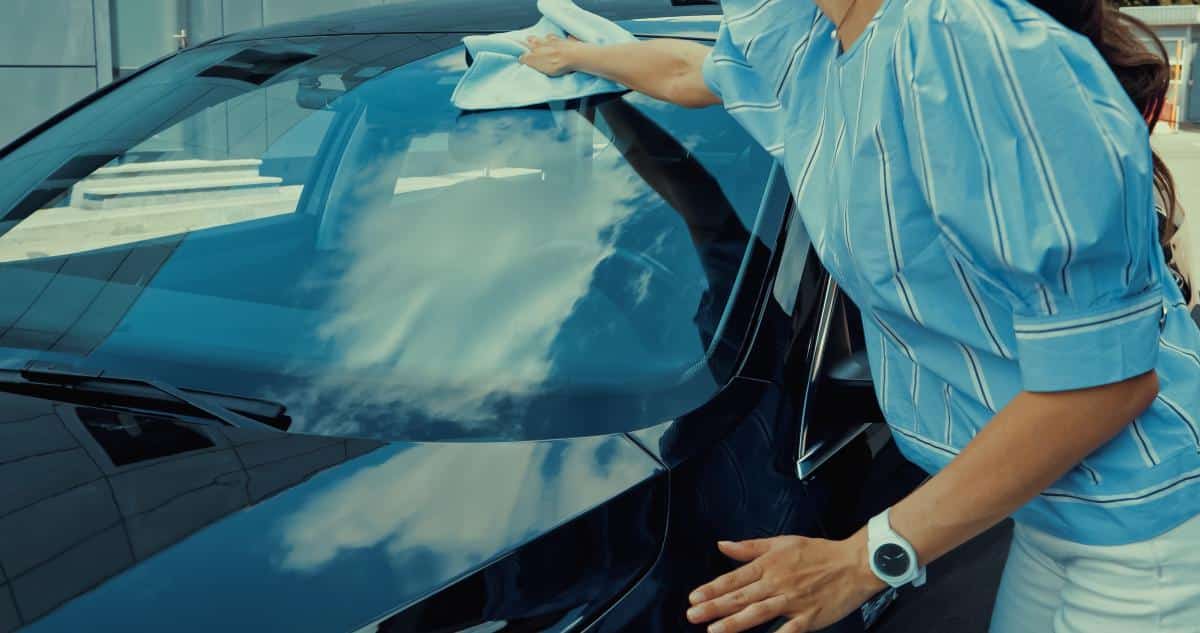 Blizgesys per 5 minutes: kaip geriausiai nuvalyti priekinį automobilio stiklą?