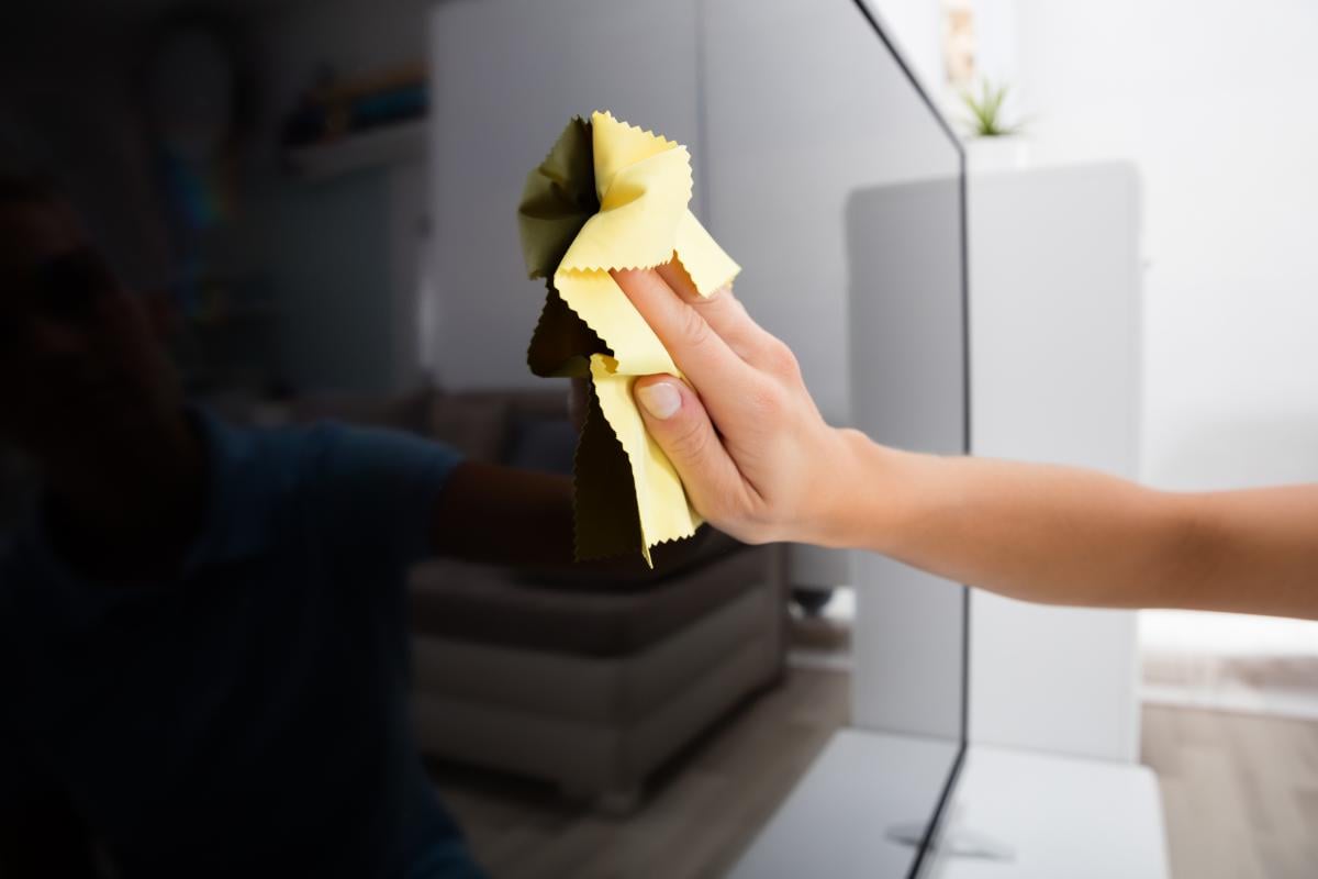 Kaip valyti televizoriaus ekraną, kad jo nesugadintumėte: pagrindinės valymo taisyklės