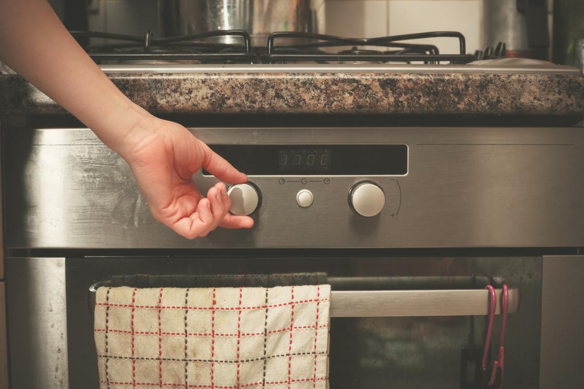 Kaip liaudiškomis priemonėmis išvalyti viryklės rankenas: 7 paprasti ir pigūs