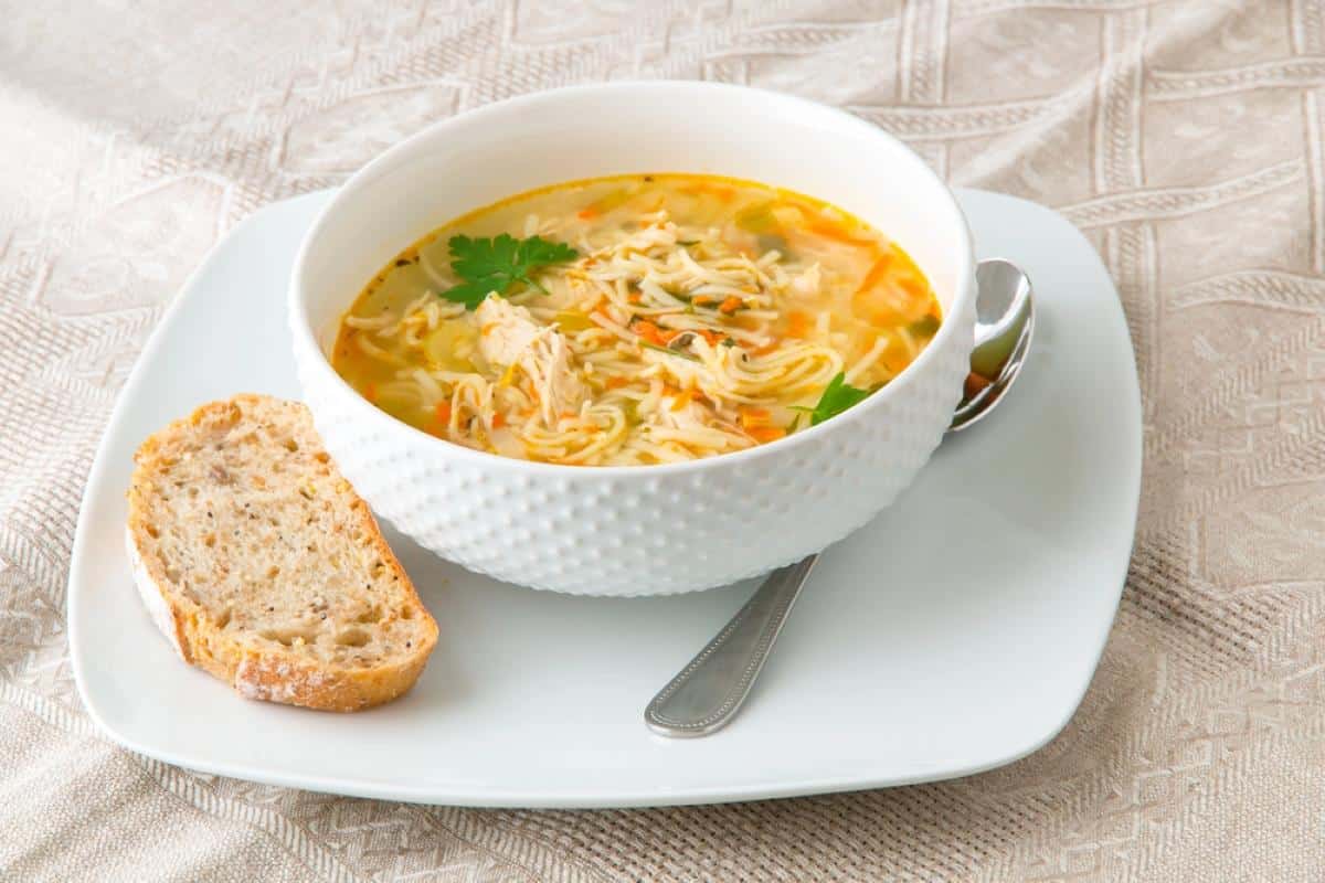 Sriuba su vermišeliais ir slaptu ingredientu: ką dėti virimo pabaigoje