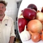 Kaip teisingai nulupti svogūnus: šefas papasakojo triuką, apie kurį žino